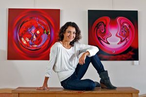 Kunstenares Katja Koevoet bij 2 werken van haar expositie in Park Gallery Hoorn